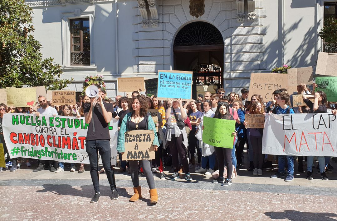 La concentración estudiantil contra el cambio climático en la Plaza del Carmen de Granada ha dado paso a continuación a una manifestación por la Gran Vía La concentración estudiantil contra el cambio climático en la Plaza del Carmen de Granada ha dado paso a continuación a una manifestación por la Gran Vía