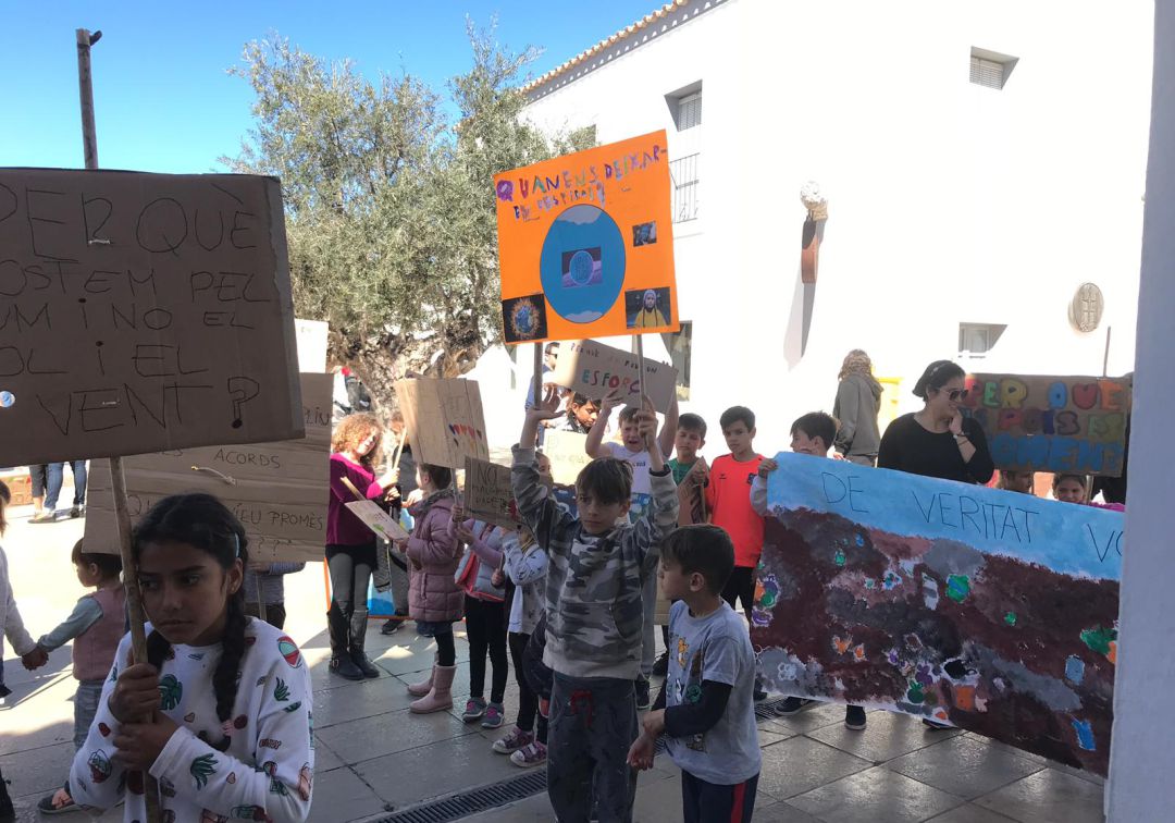 Los alumnos de La Mola reivindican medidas para el medio ambiente. Los alumnos de La Mola reivindican medidas para el medio ambiente.