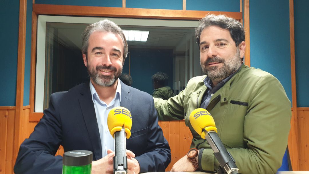 Juan Luis Vidal y román San Emeterio en un estudio de Radio Santander Juan Luis Vidal y román San Emeterio en un estudio de Radio Santander