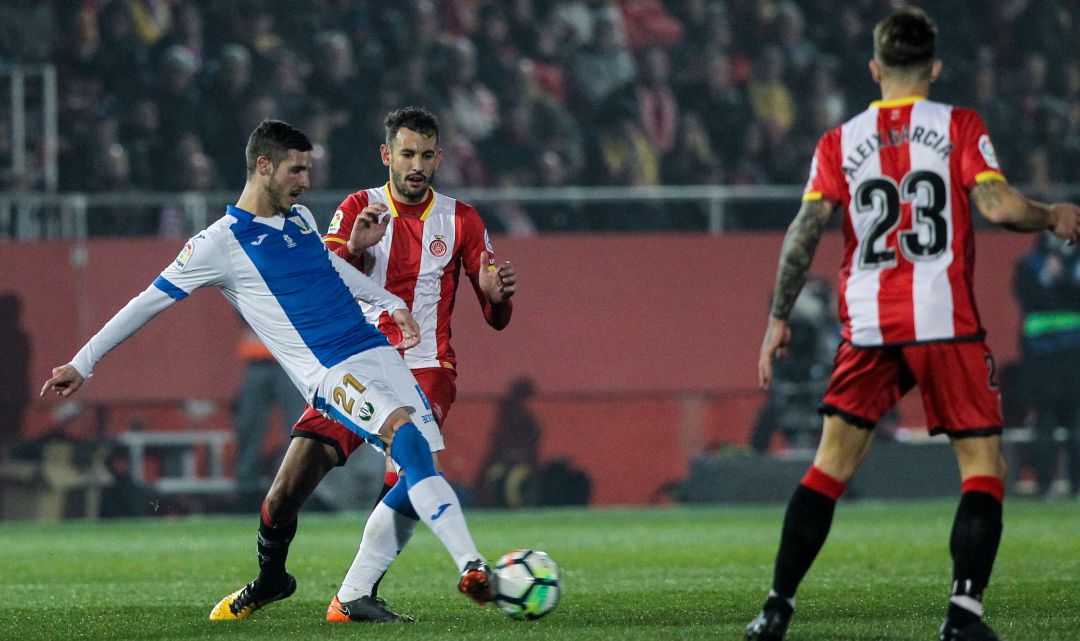 El pepinero Ruben Pérez pasa el balòn durante el partido de la temporada pasada en Montilivi. El pepinero Ruben Pérez pasa el balòn durante el partido de la temporada pasada en Montilivi.