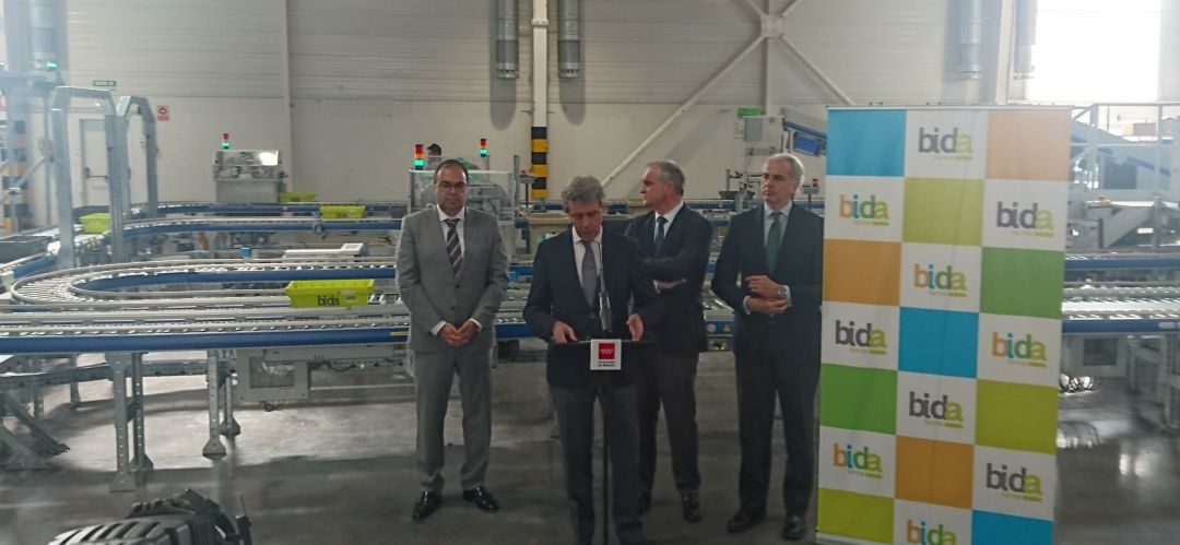 Ángel Garrido durante su visita a Bidafarma en Leganés Ángel Garrido durante su visita a Bidafarma en Leganés