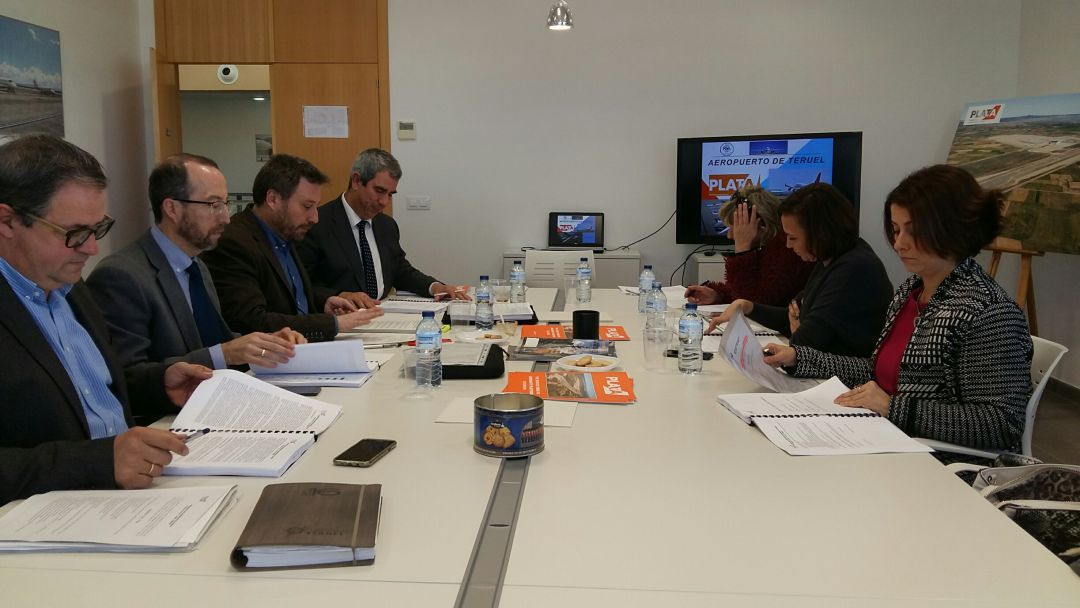 Alejandro Ibrahim (cuarto por la izquierda) en una reunión del consejo de administración del Aeropuerto de Teruel. Alejandro Ibrahim (cuarto por la izquierda) en una reunión del consejo de administración del Aeropuerto de Teruel.