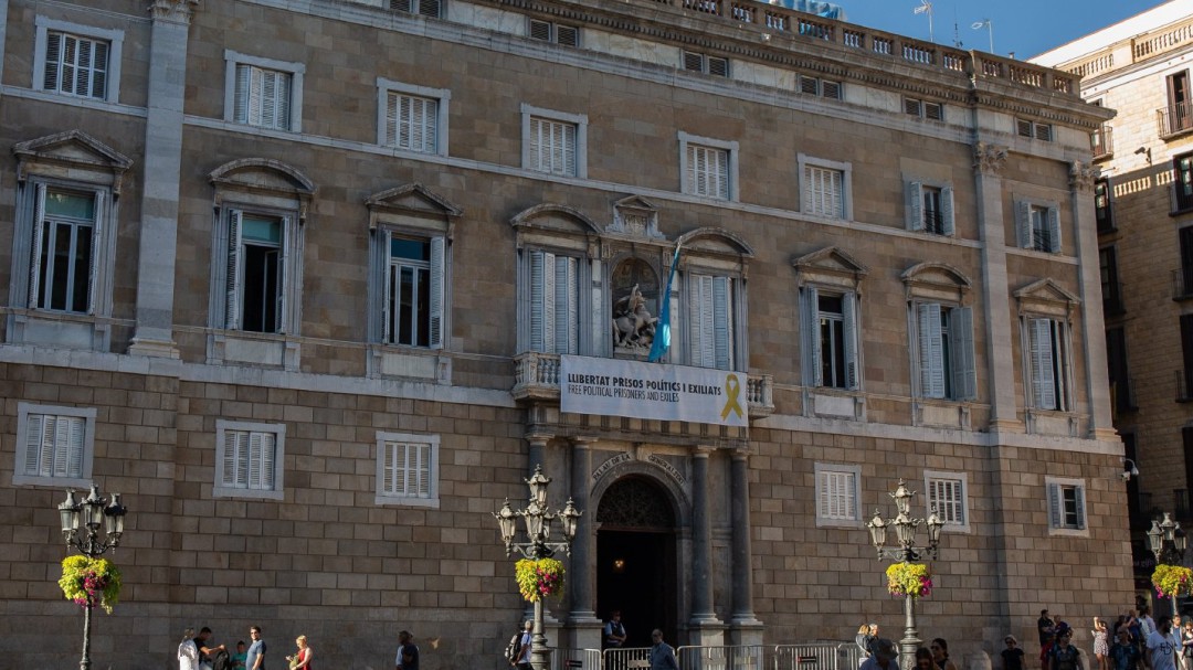 Intentan retirar la pancarta de los presos del Palau de la Generalitat