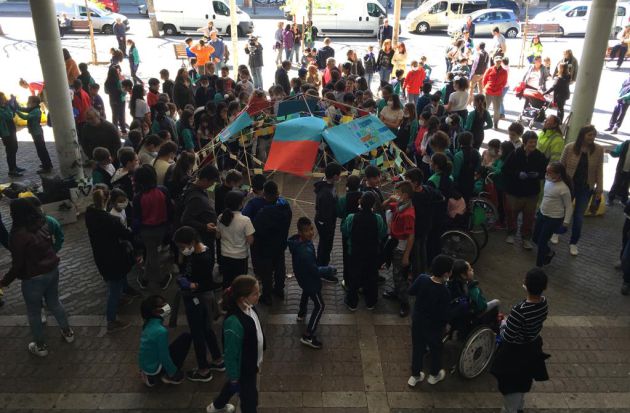 Los estudiantes del colegio público Ciudad de Jaén (Madrid) limpian la plaza de Orcasitas. Los estudiantes del colegio público Ciudad de Jaén (Madrid) limpian la plaza de Orcasitas.