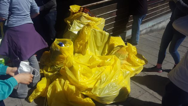Basura recogida en una plaza de Orcasitas por los estudiantes del colegio público Ciudad de Jaén (Madrid). Basura recogida en una plaza de Orcasitas por los estudiantes del colegio público Ciudad de Jaén (Madrid).