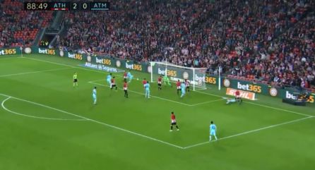 Álvaro Morata rematando el balón cuando tenía la portería vacía Álvaro Morata rematando el balón cuando tenía la portería vacía