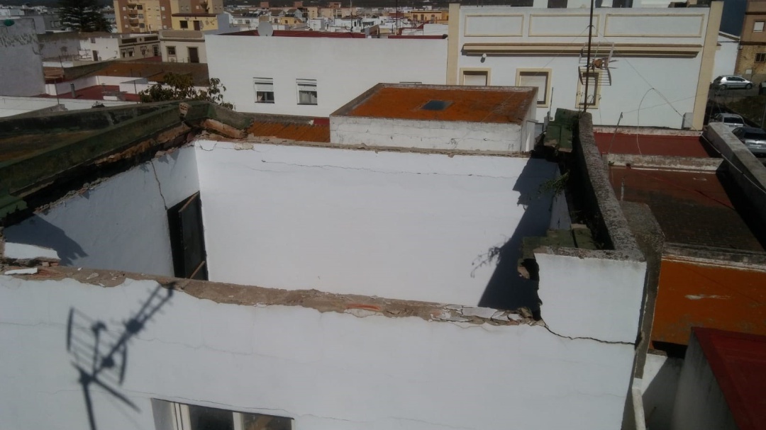Desalojadas tres viviendas tras el derrumbe de una cubierta en Chiclana Desalojadas tres viviendas tras el derrumbe de una cubierta en Chiclana
