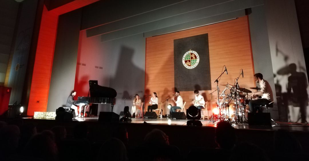 Chico Pérez y sus músicos durante el concierto en el Aula Magna de la Universidad de Jaén. Chico Pérez y sus músicos durante el concierto en el Aula Magna de la Universidad de Jaén.