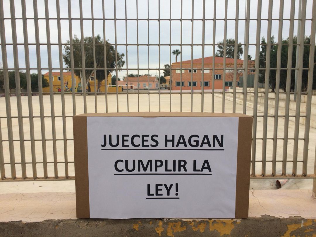 Imagen de una protesta de la Plataforma de afectados por metales en el patio del colegio San Ginés de la Jara de El Estrecho, denunciando la presencia de metales pesados Imagen de una protesta de la Plataforma de afectados por metales en el patio del colegio San Ginés de la Jara de El Estrecho, denunciando la presencia de metales pesados