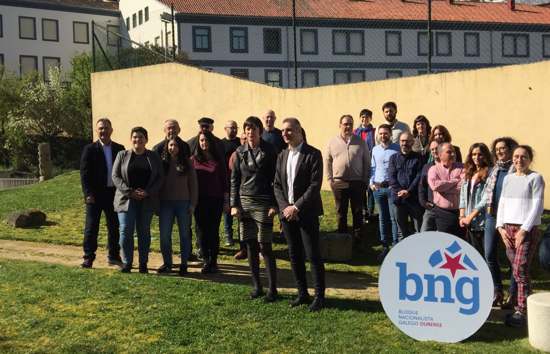 Ana Pontón y Luis Seara (centro) con los integrantes de la lista municipal para Ourense Ana Pontón y Luis Seara (centro) con los integrantes de la lista municipal para Ourense