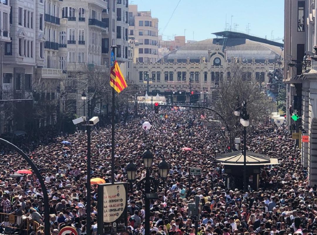 Miles de personas abarrotan las Fallas de Valencia Miles de personas abarrotan las Fallas de Valencia