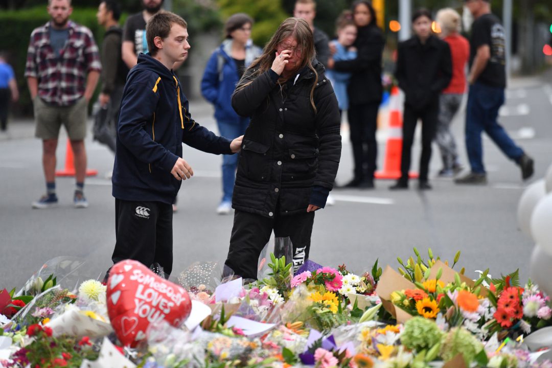 Personas dejando flores en la puerta de una de las mezquitas en Christchurch, Nueva Zelanda Personas dejando flores en la puerta de una de las mezquitas en Christchurch, Nueva Zelanda