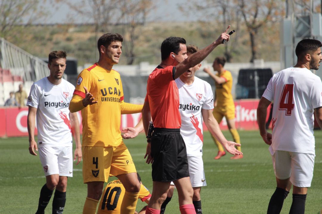 El UCAM no quiere el liderato y suma su segunda derrota consecutiva frente al Sevilla Atlético El UCAM no quiere el liderato y suma su segunda derrota consecutiva frente al Sevilla Atlético