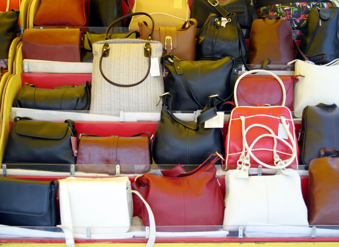 Puesto de venta de bolsos en un mercadillo Puesto de venta de bolsos en un mercadillo