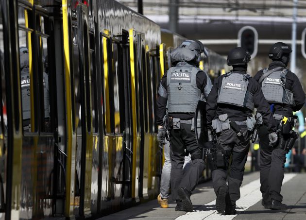 Agentes antiterroristas en la zona próxima al tranvía de la 24 Oktoberplace en Utrech. Agentes antiterroristas en la zona próxima al tranvía de la 24 Oktoberplace en Utrech.