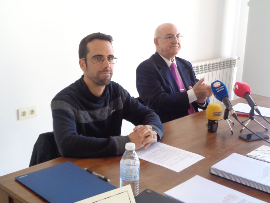 Alfredo Sanz, autor del inventario, y Manuel Izquierdo, alcalde de Gumiel de Mercado Alfredo Sanz, autor del inventario, y Manuel Izquierdo, alcalde de Gumiel de Mercado