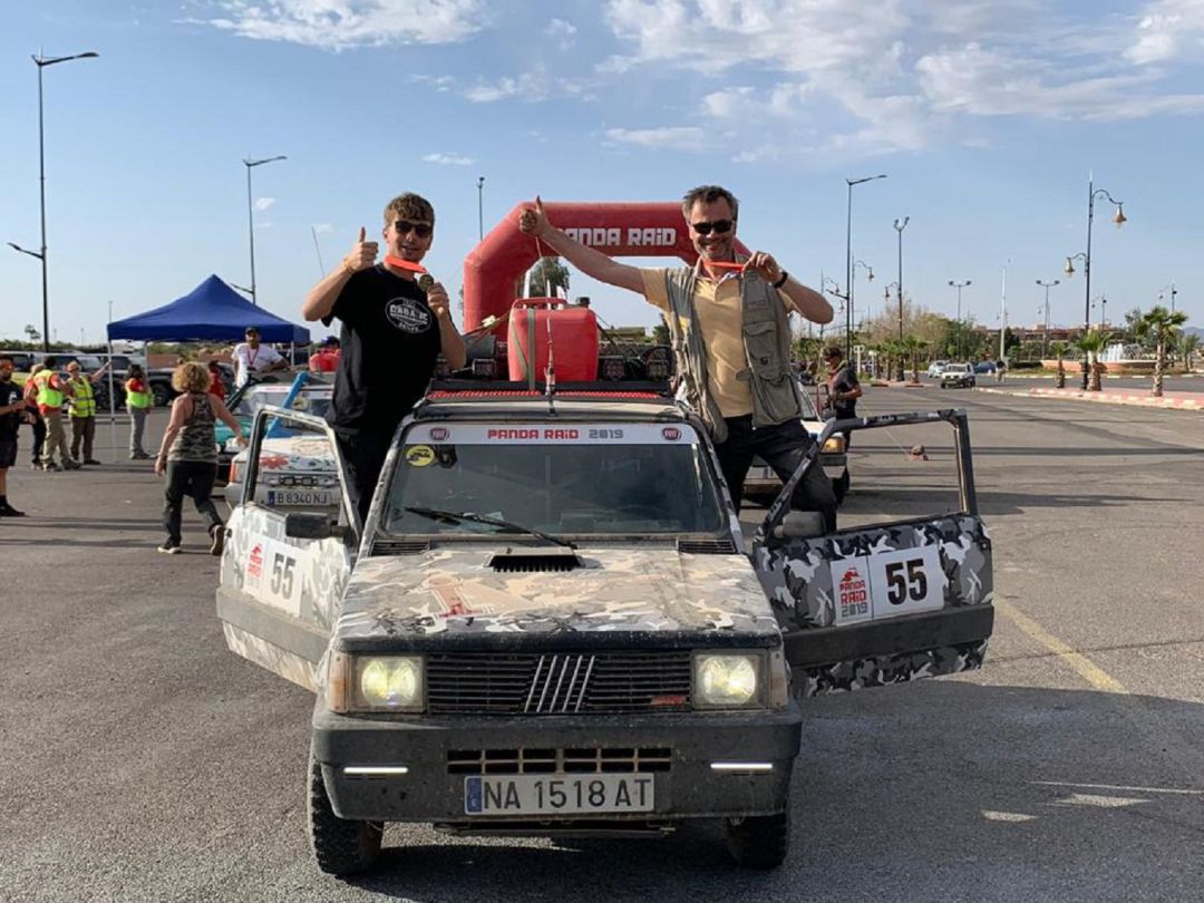 Los aventureros ribereños, Tomás (d) y Álvaro Olivares -padre e hijo-, inmortalizados tras finalizar la Panda Raid 2019 en Marrakech. Los aventureros ribereños, Tomás (d) y Álvaro Olivares -padre e hijo-, inmortalizados tras finalizar la Panda Raid 2019 en Marrakech.