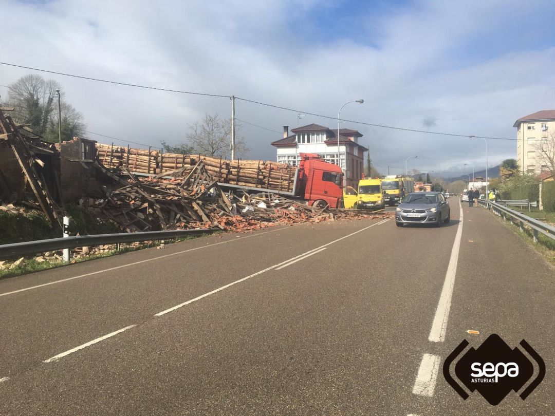 El accidente ha obligado a regular el tráfico en la carretera nacional por la caída de parte de la carga del camión en la calzada. El accidente ha obligado a regular el tráfico en la carretera nacional por la caída de parte de la carga del camión en la calzada.
