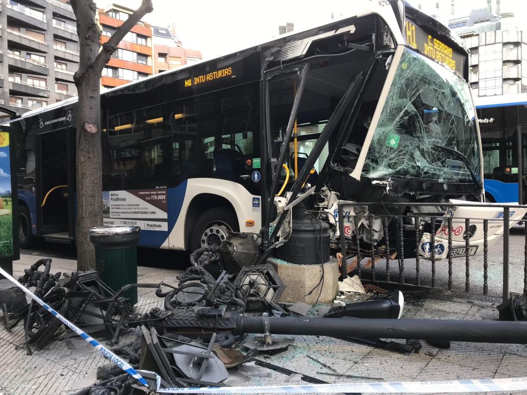 El conductor atribuye el accidente a la circulación irregular de un turismo que le hizo perder el control del vehículo. El conductor atribuye el accidente a la circulación irregular de un turismo que le hizo perder el control del vehículo.