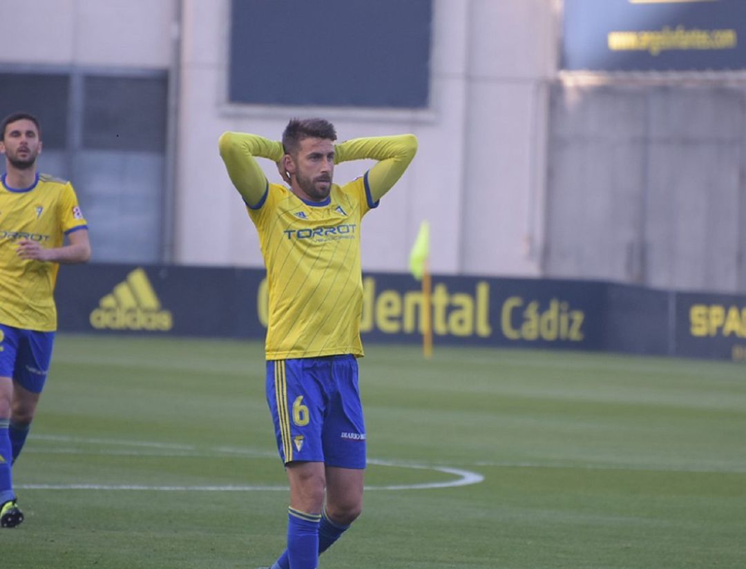 Jose Mari se lamenta en una acción en el partido ante el Cádiz CF Jose Mari se lamenta en una acción en el partido ante el Cádiz CF