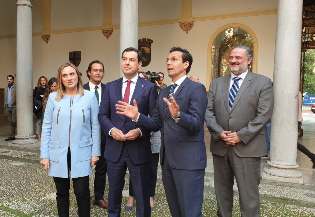 La consejera de Fomento, Marifrán Carazo, el presidente de la Junta, Juanma Moreno, el alcalde de Granada, Paco Cuenca, y el delegado del Gobierno de la Junta en Granada, Pablo García, en el patio del Ayuntamiento de Granada La consejera de Fomento, Marifrán Carazo, el presidente de la Junta, Juanma Moreno, el alcalde de Granada, Paco Cuenca, y el delegado del Gobierno de la Junta en Granada, Pablo García, en el patio del Ayuntamiento de Granada