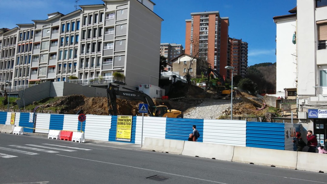 Comienzan las obras en el solar calcinado de Trintxerpe