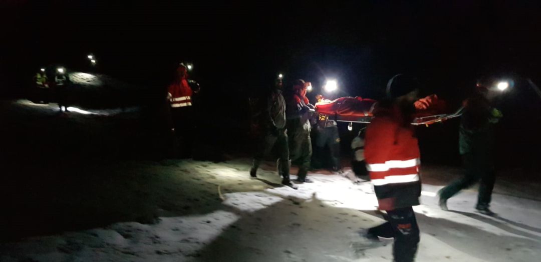 Imagen del rescate de uno de los senderistas gallegos. Imagen del rescate de uno de los senderistas gallegos.