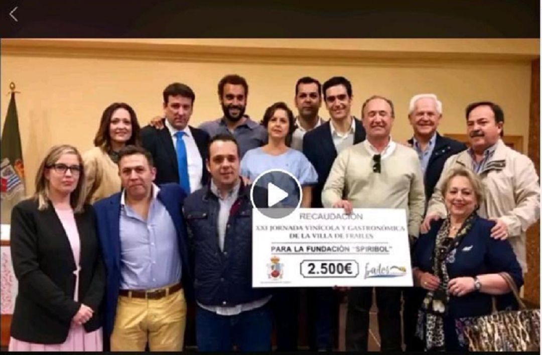 Captura del vídeo en el momento de la entrega del cheque Captura del vídeo en el momento de la entrega del cheque
