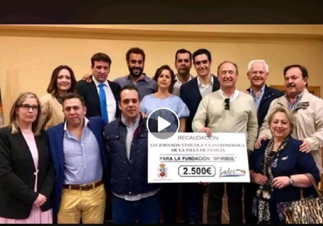 Spiriman entrega 2500 euros del Ayuntamiento de Frailes en la sede del PP de Granada