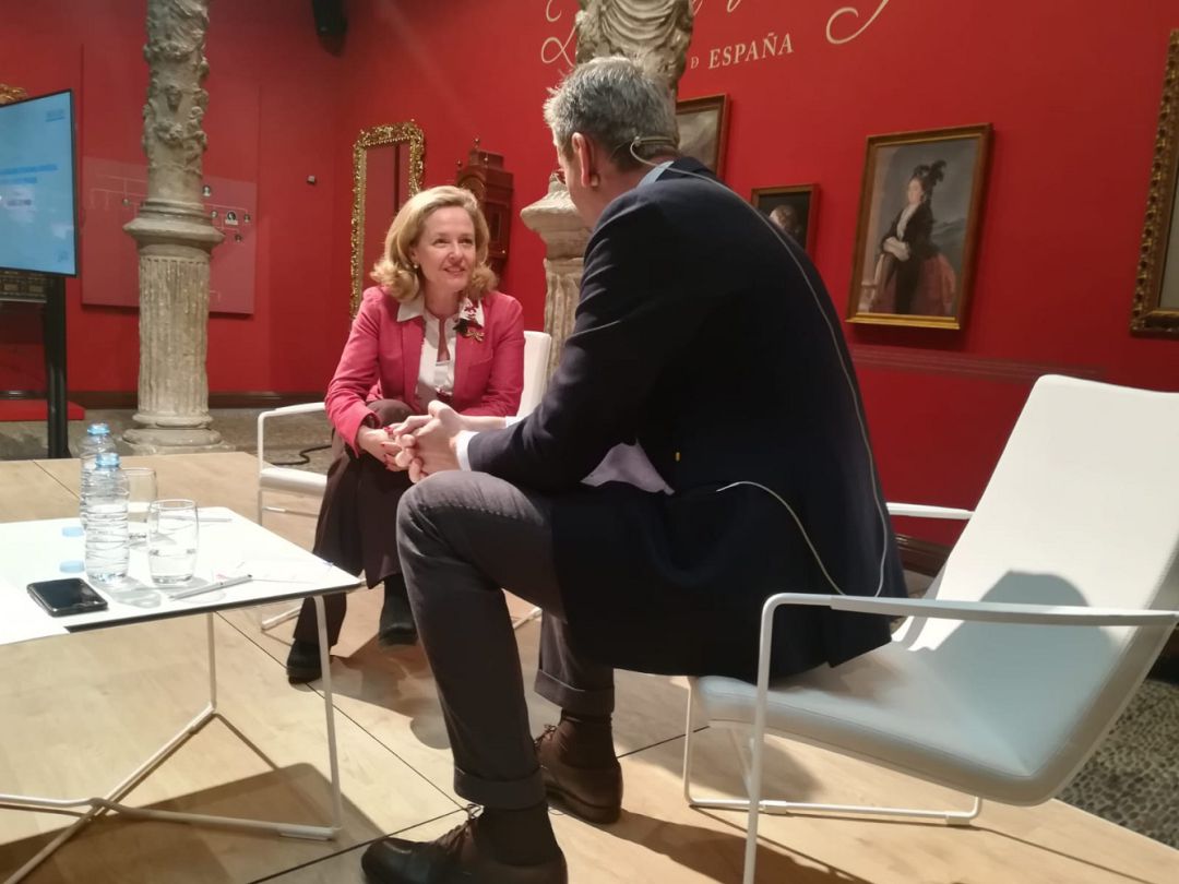 La ministra de Economía, Nadia Calviño, en Zaragoza. De espaldas, Mikel Iturbe, director de Heraldo de Aragón La ministra de Economía, Nadia Calviño, en Zaragoza. De espaldas, Mikel Iturbe, director de Heraldo de Aragón