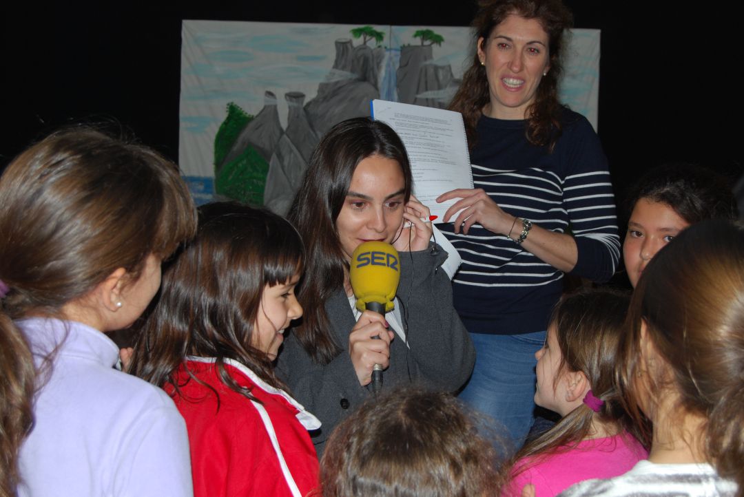 "A pie de calle" con Sandra Moreno en el lunes 18 de marzo de 2019 en el colegio Gandhi de Villaviciosa de Odón: Visitamos los ensayos de la obra Peter Pan en el colegio Gandhi "A pie de calle" con Sandra Moreno en el lunes 18 de marzo de 2019 en el colegio Gandhi de Villaviciosa de Odón: Visitamos los ensayos de la obra Peter Pan en el colegio Gandhi