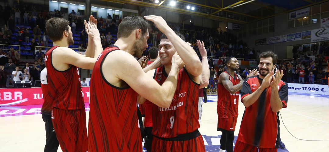 Los jugadores celebran, bien pasada la medianoche, la victoria ante el Valencia Basket. Los jugadores celebran, bien pasada la medianoche, la victoria ante el Valencia Basket.