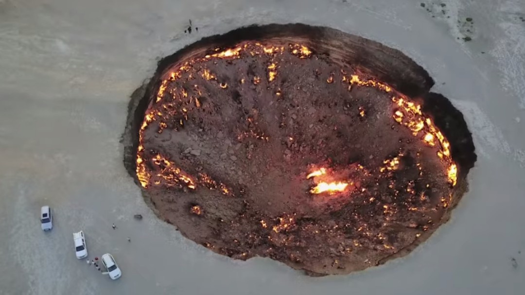 Consiguen grabar 'la puerta del infierno', un cráter que lleva en llamas más de 40 años