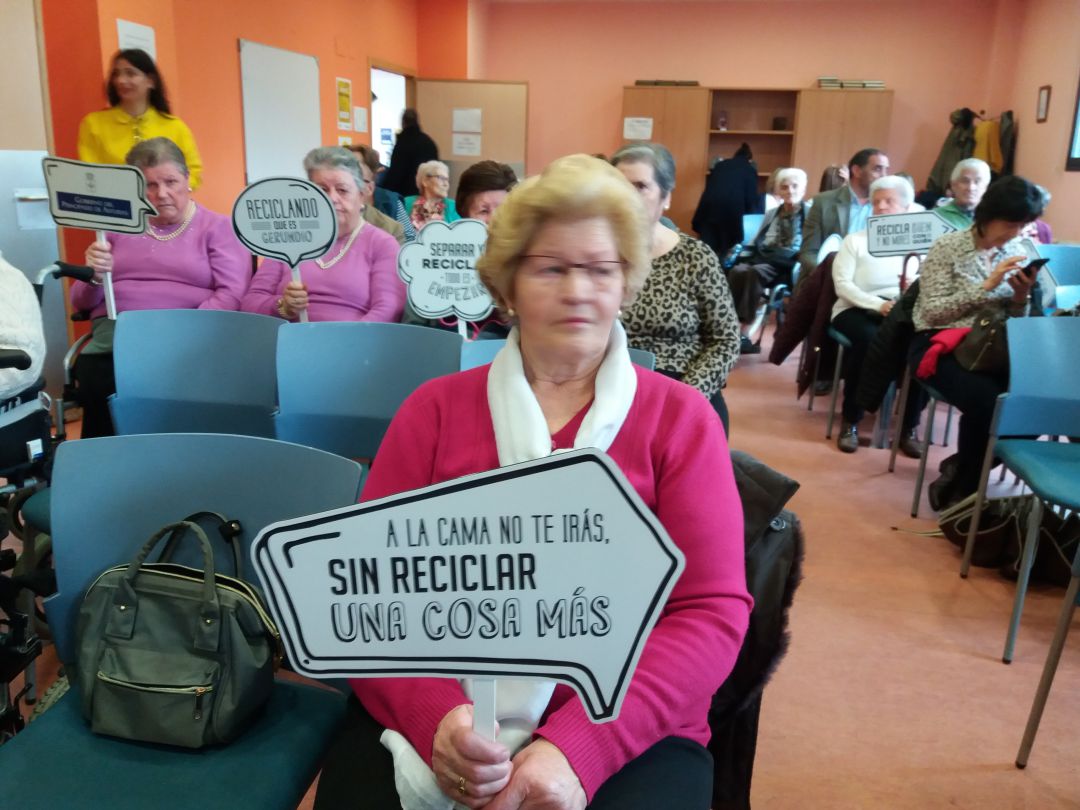 Residentes del Centro de Mayores de La Tenderina, en la presentación de la campaña para fomentar el reciclaje Residentes del Centro de Mayores de La Tenderina, en la presentación de la campaña para fomentar el reciclaje