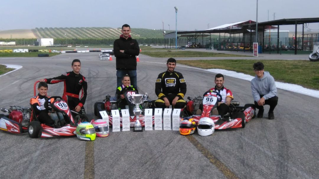 El piloto rondeño (a la izquierda) junto al resto del equipo en el circuito sevillano El piloto rondeño (a la izquierda) junto al resto del equipo en el circuito sevillano