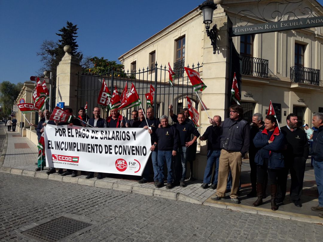 Protesta a las puertas de la Real Escuela Andaluza de Arte Ecuestre Protesta a las puertas de la Real Escuela Andaluza de Arte Ecuestre