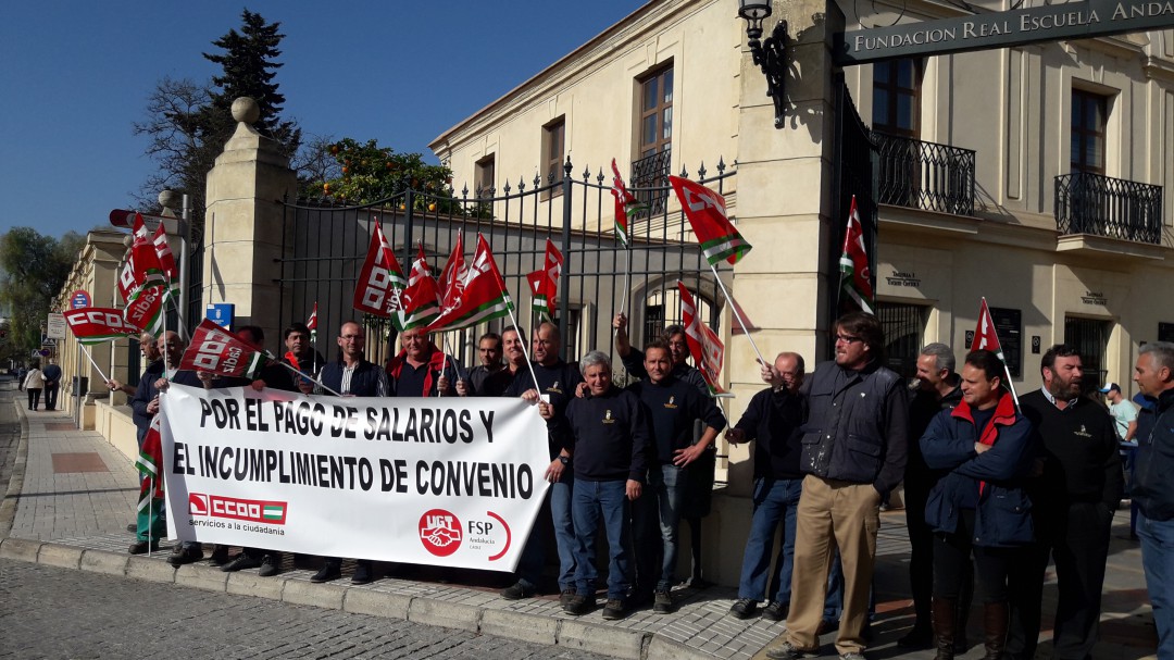 Protesta de los trabajadores de la Real Escuela para reclamar el pago de atrasos