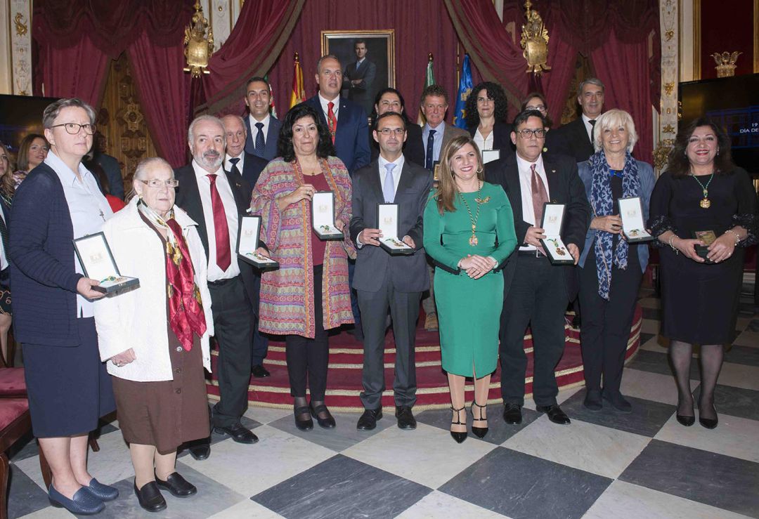 Foto de familia de los galardonados en el Día de la Provincia de Cádiz Foto de familia de los galardonados en el Día de la Provincia de Cádiz