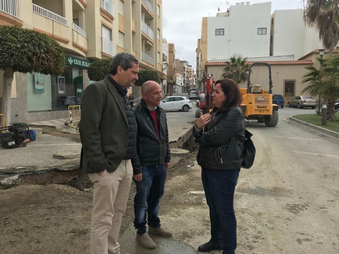 El presidente de la Mancomunidad de Municipios, Sergio García, visita las obras del Paseo Marítimo de La Rábita junto a su alcaldesa, Maria José Sánchez y el gerente de Aguas y Servicios El presidente de la Mancomunidad de Municipios, Sergio García, visita las obras del Paseo Marítimo de La Rábita junto a su alcaldesa, Maria José Sánchez y el gerente de Aguas y Servicios