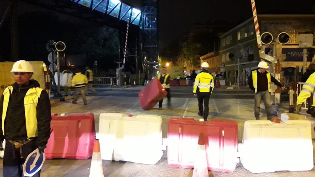 Ya está cerrado el paso a nivel de Santiago el Mayor para continuar con las obras del soterramiento
