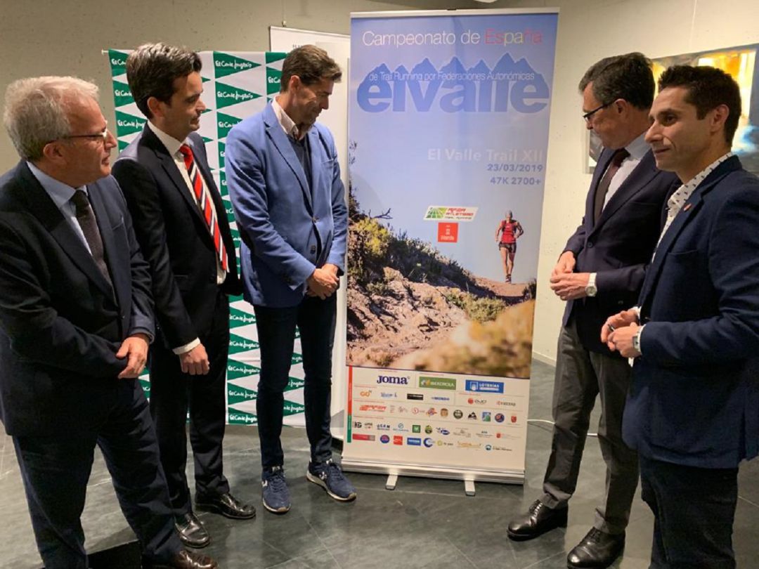 De izquierda a derecha: Felipe Coello, concejal de Salud y Deporte; Rafael Álvarez-Ossorio, subdirector regional de El Corte Inglés; Raúl Chapado, presidente de la Real Federación Española de Atletismo; José Ballesta, alcalde de Murcia; y Juan Manuel Molina, presidente de la Federación de Atletismo de la Región de Murcia De izquierda a derecha: Felipe Coello, concejal de Salud y Deporte; Rafael Álvarez-Ossorio, subdirector regional de El Corte Inglés; Raúl Chapado, presidente de la Real Federación Española de Atletismo; José Ballesta, alcalde de Murcia; y Juan Manuel Molina, presidente de la Federación de Atletismo de la Región de Murcia