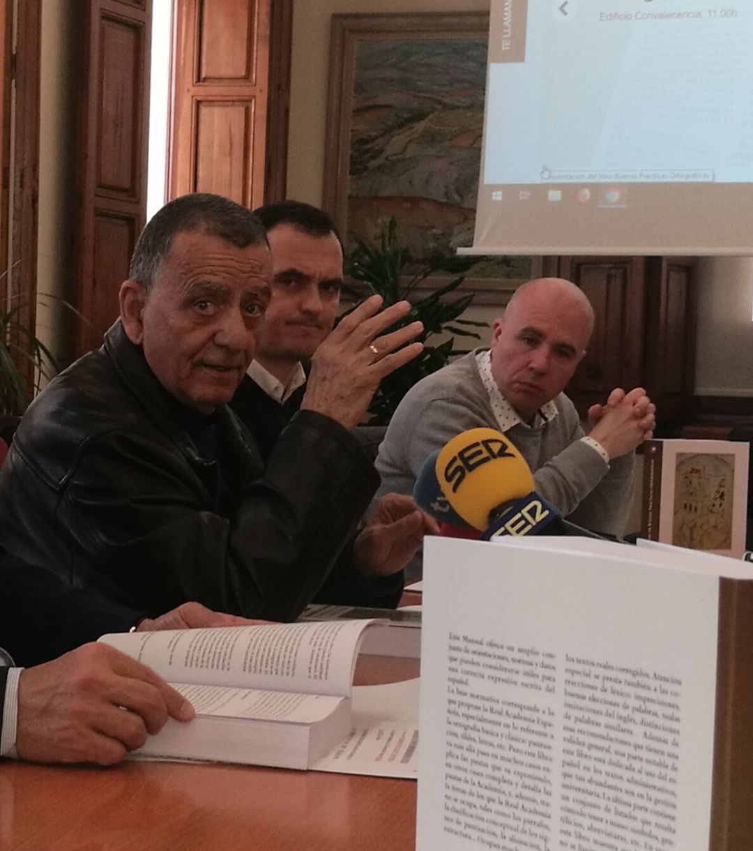 El Profesor Ramón Almela destaca el "deterioro" de la ortografía y dice que "cada vez se escribe peor" El Profesor Ramón Almela destaca el "deterioro" de la ortografía y dice que "cada vez se escribe peor"