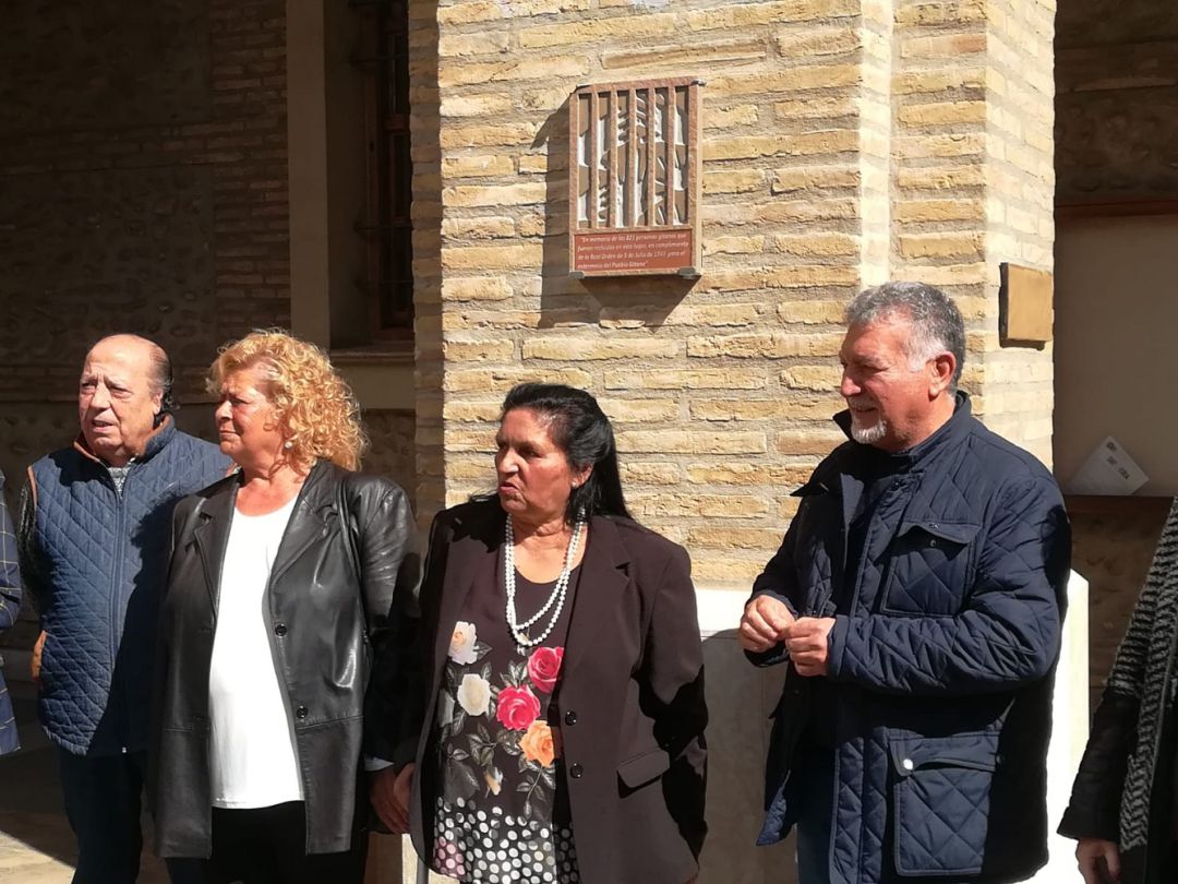 Descubrimiento de una placa, en uno de los patios interiores del edificio Pignatelli, para recordar a las 821 mujeres y niños gitanos que fueron encerrados por Fernando VI en 1749, en un intento de exterminio del pueblo gitano
Descubrimiento de una placa, en uno de los patios interiores del edificio Pignatelli, para recordar a las 821 mujeres y niños gitanos que fueron encerrados por Fernando VI en 1749, en un intento de exterminio del pueblo gitano