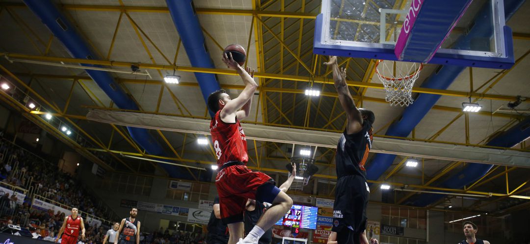 Marc García lanza a canasta durante el duelo ante Valencia Basket en el que reaparecía tras dos jornadas de baja por cuestiones físicas. Marc García lanza a canasta durante el duelo ante Valencia Basket en el que reaparecía tras dos jornadas de baja por cuestiones físicas.