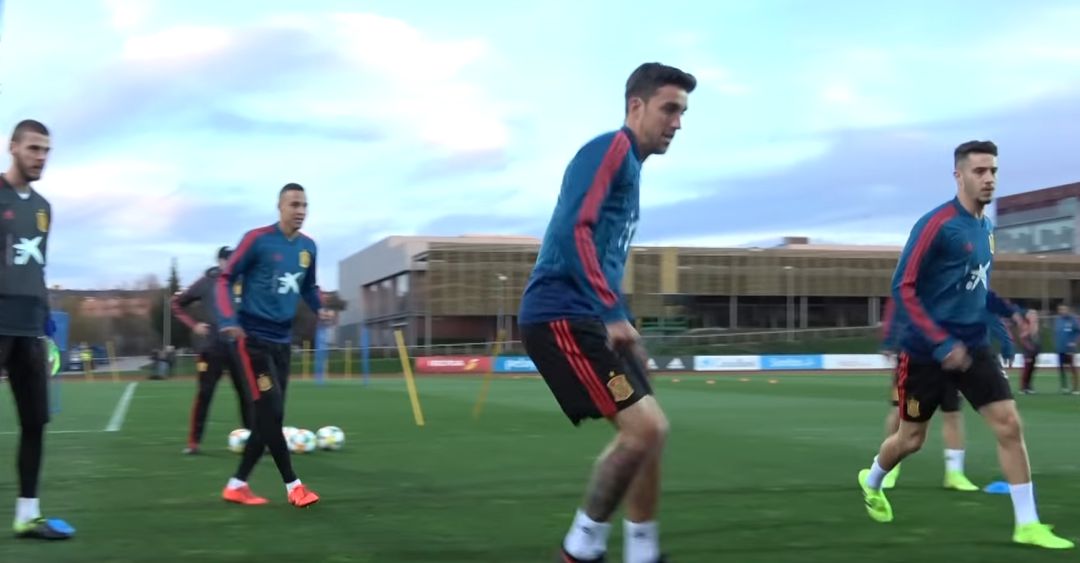 Jaime Mata junto a De Gea (i) o Rodrigo (c). Jaime Mata junto a De Gea (i) o Rodrigo (c).