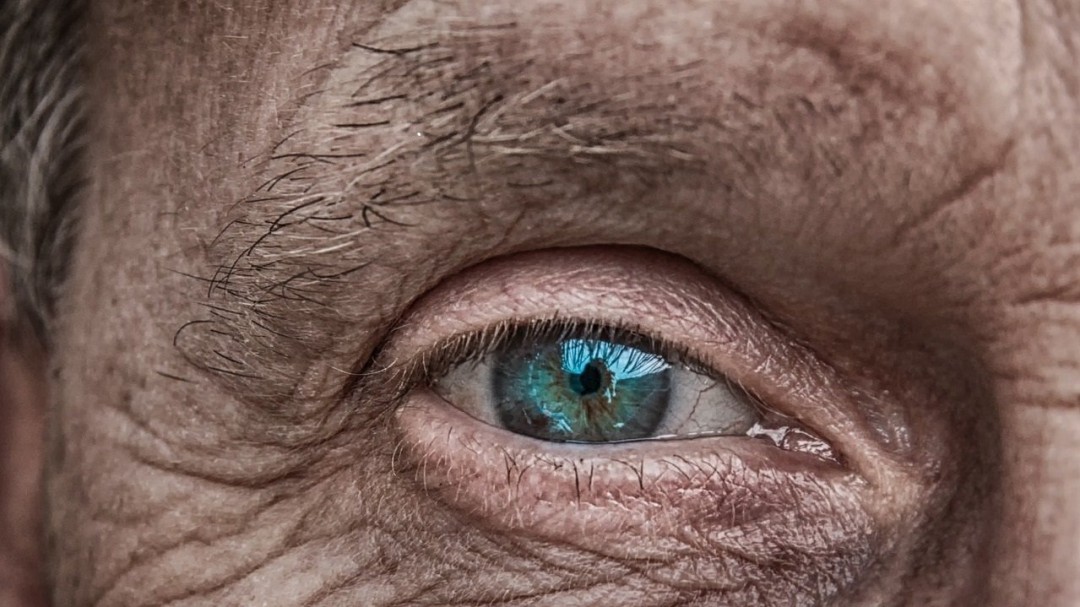 Un nuevo gel adhesivo repara lesiones en el ojo sin cirugía