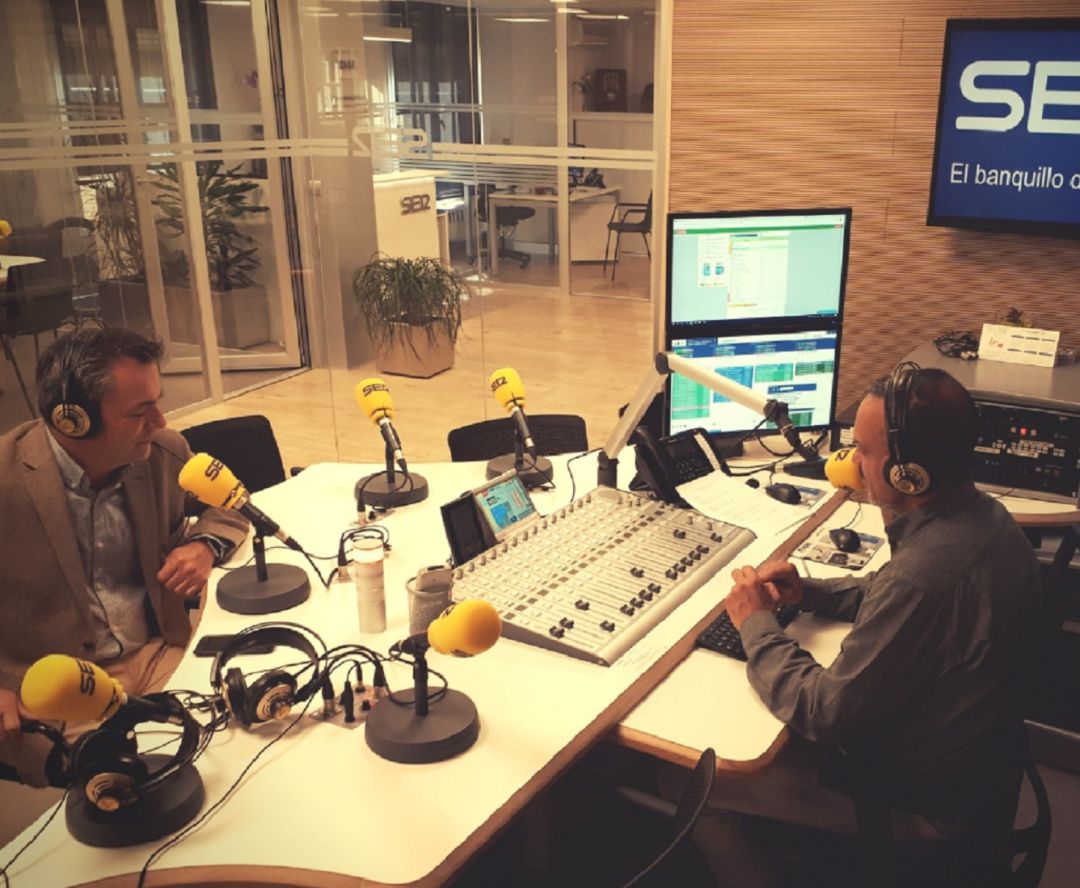 Tomás Olivares durante la entrevista este miércoles en El Banquillo de la SER junto a Valentín García. Tomás Olivares durante la entrevista este miércoles en El Banquillo de la SER junto a Valentín García.