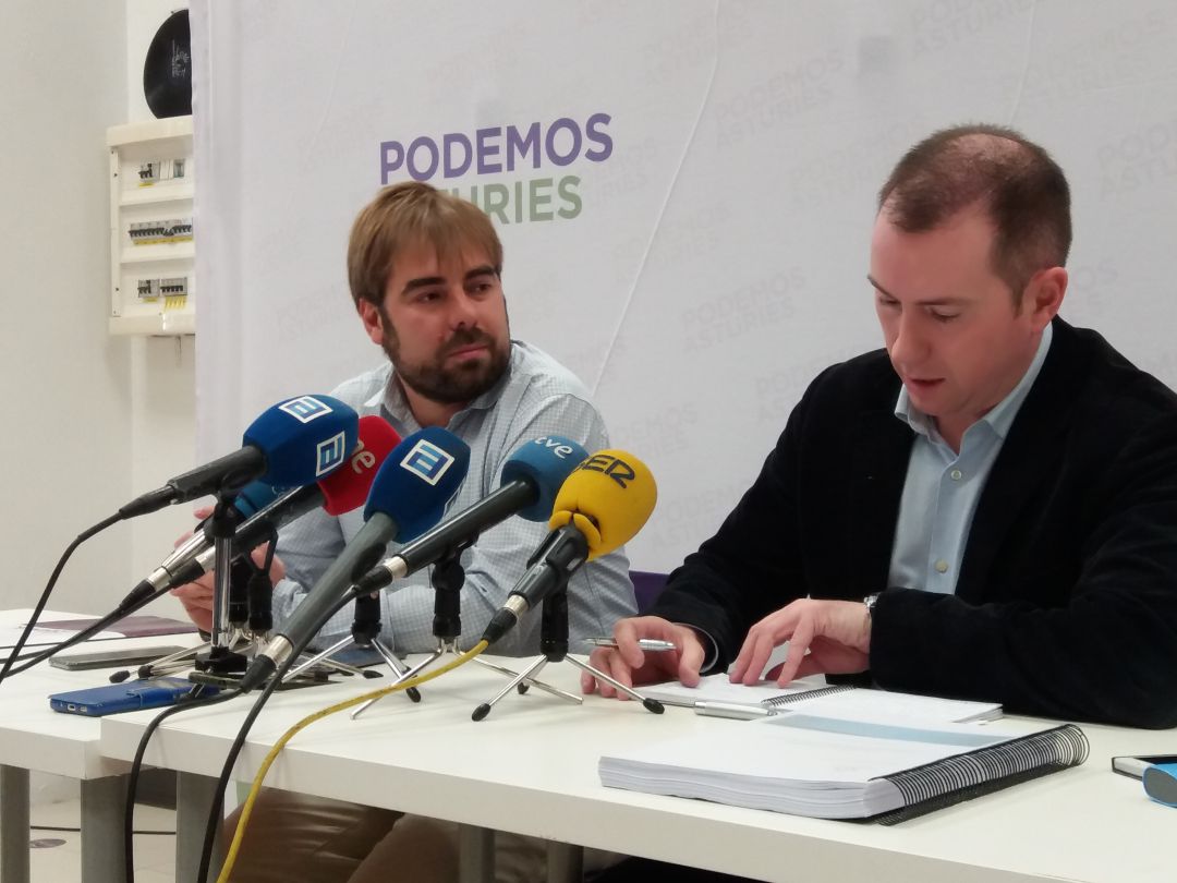 El secretario general de Podemos, Daniel ripa, y el presentante de la formación en el consejo de administración de Hunosa José Ángel Gayol, comparecen en rueda de prensa para hablar del informe de auditoría que señala que Teresa Mallada como presidenta de Hunosa cargó 18.000 euros injustificados a la empresa pública. El secretario general de Podemos, Daniel ripa, y el presentante de la formación en el consejo de administración de Hunosa José Ángel Gayol, comparecen en rueda de prensa para hablar del informe de auditoría que señala que Teresa Mallada como presidenta de Hunosa cargó 18.000 euros injustificados a la empresa pública.