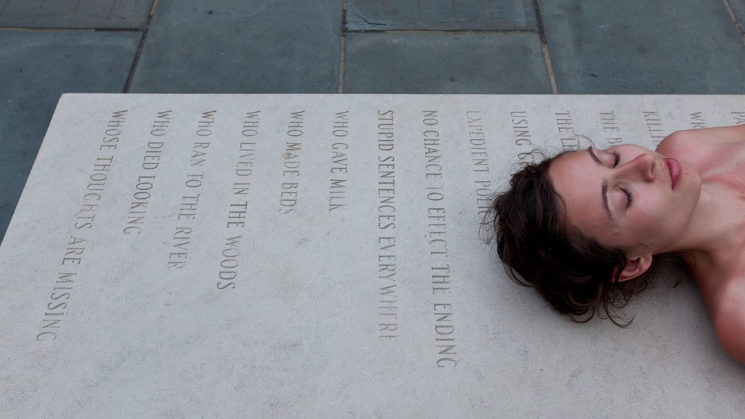 Jenny Holzer escoge 5 testimonios de víctimas bizkainas de violencia machista para sus proyecciones en el Guggenheim