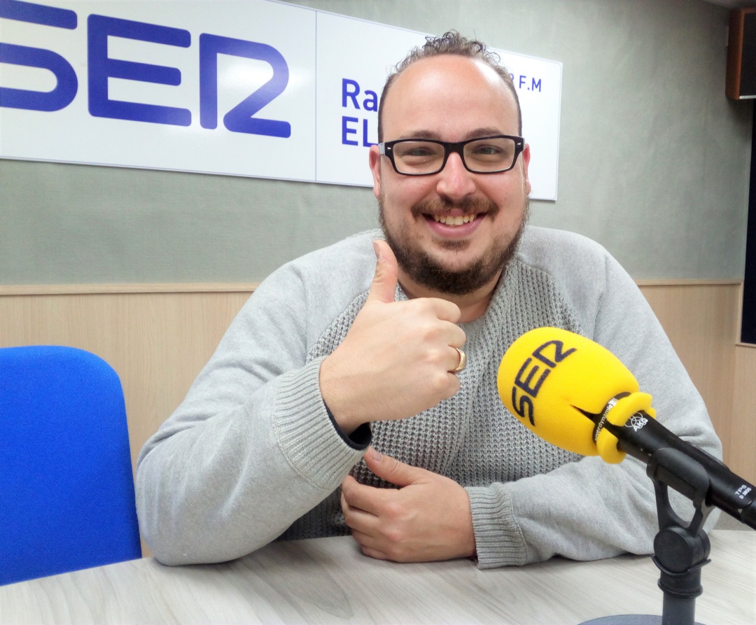 Fran Sierra en el estudio de Radio Elda Fran Sierra en el estudio de Radio Elda